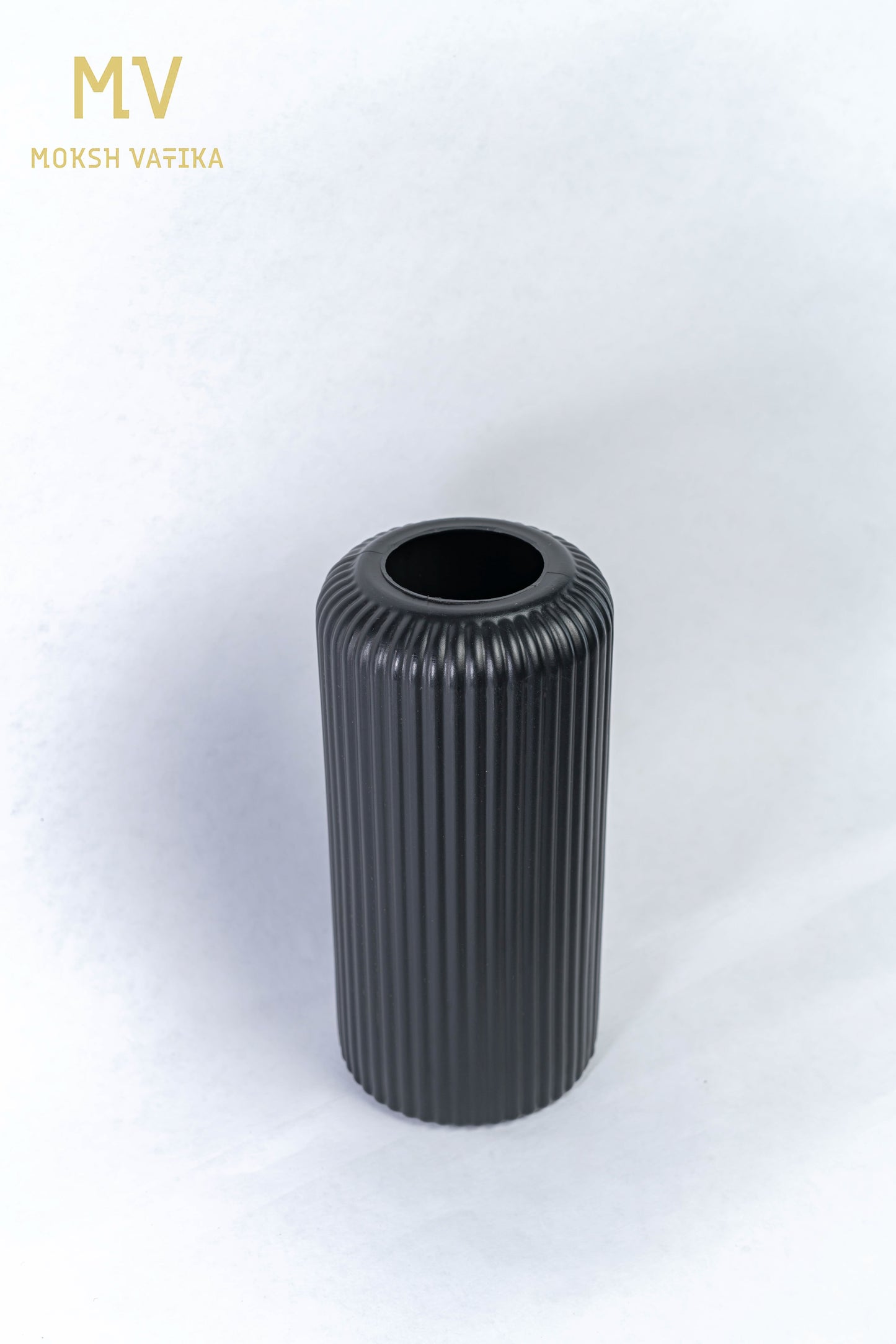MV Matte Ribbed Vase – Black